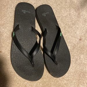 Black Sanuk flip flops size 8
